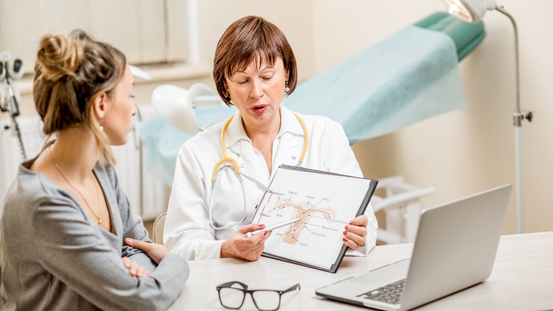 Ginecologa del cuadro médico de Sanitas explicándole a una paciente su situación