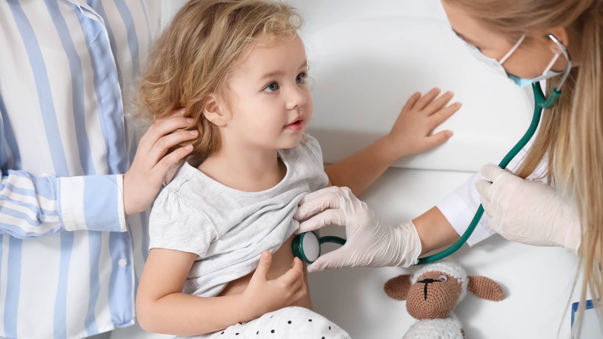 Una pediatra del cuadro médico de Sanitas atendiendo a una niña en la consulta