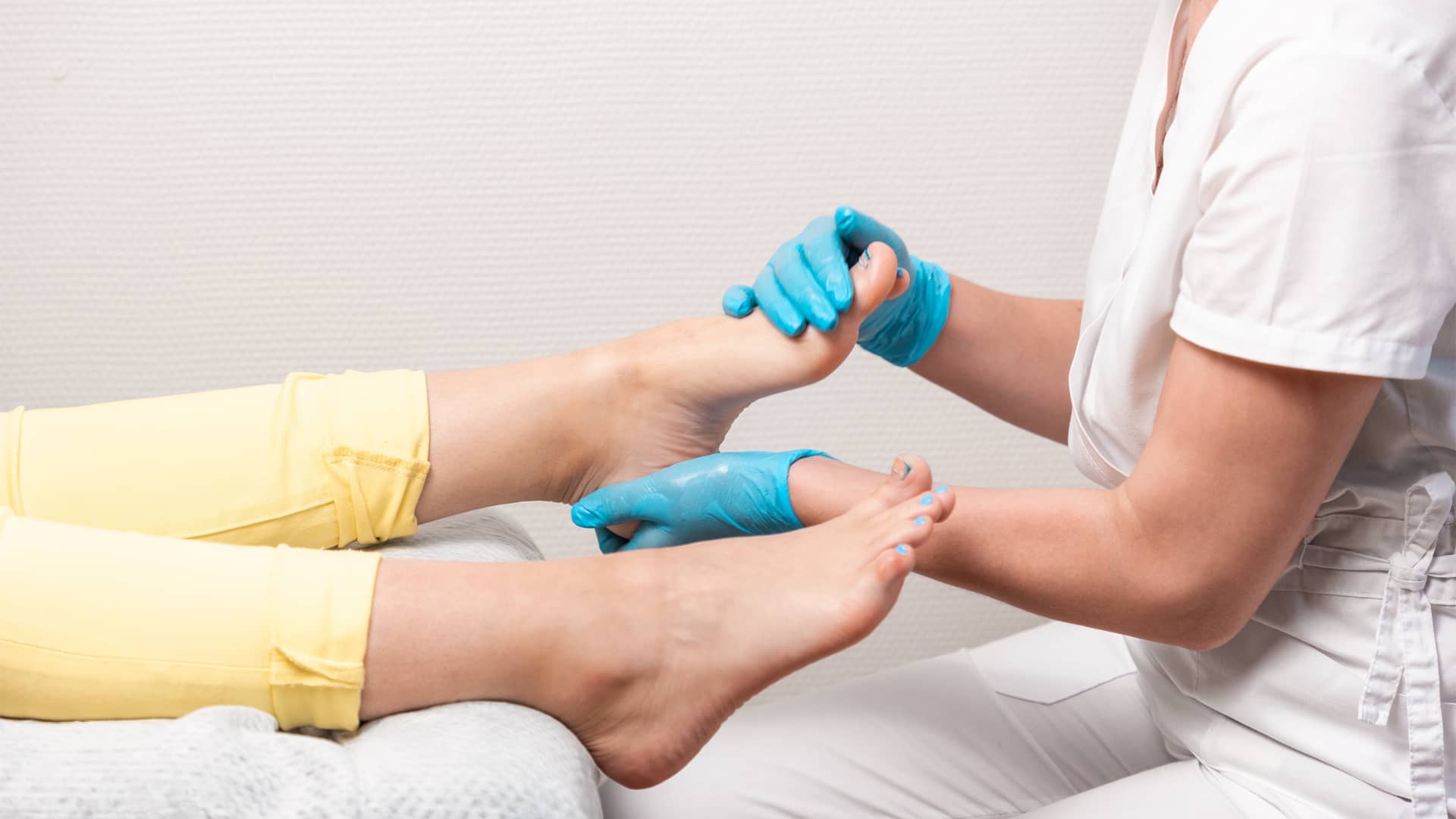 Una podólogo del cuadro médico de Sanitas atendiendo el dolor de pies de su paciente