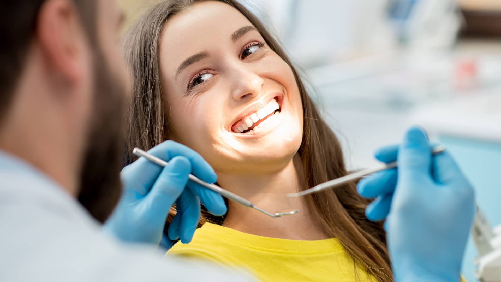 Mujer con seguro medico sanitas milienium acudiendo a su dentista Mujer con seguro medico sanitas milienium acudiendo a su dentista