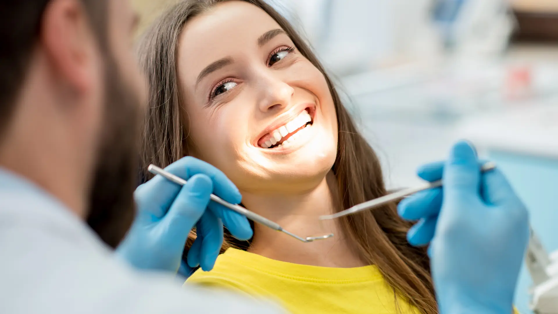 Mujer con seguro medico sanitas milienium acudiendo a su dentista Mujer con seguro medico sanitas milienium acudiendo a su dentista