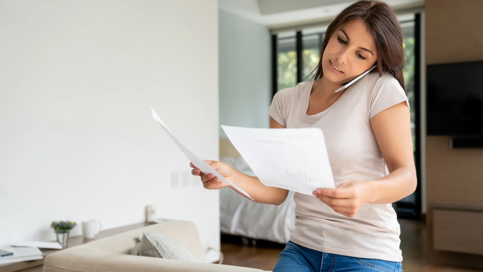Mujer hablando por teléfono para dar de baja los servicios contratados con aseguradora santalucia Mujer hablando por teléfono para dar de baja los servicios contratados con aseguradora santalucia
