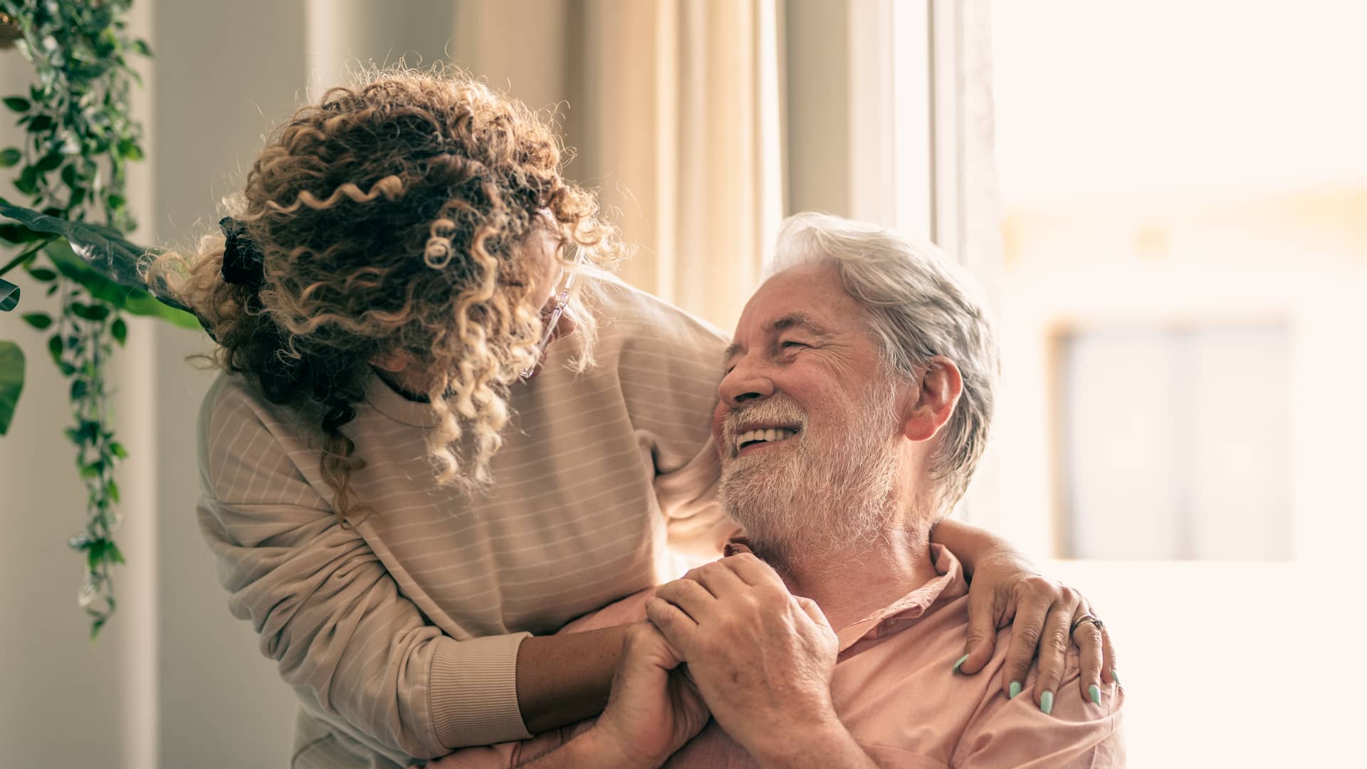 Pareja de jubilados sonrientes y felices gracias a su plan de pensiones hecho con la aseguradora santalucia Pareja de jubilados sonrientes y felices gracias a su plan de pensiones hecho con la aseguradora santalucia