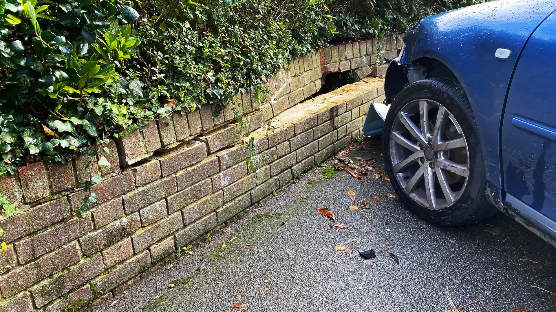 Persona que ha sufrido un accidente con su coche asegurado con santalucia