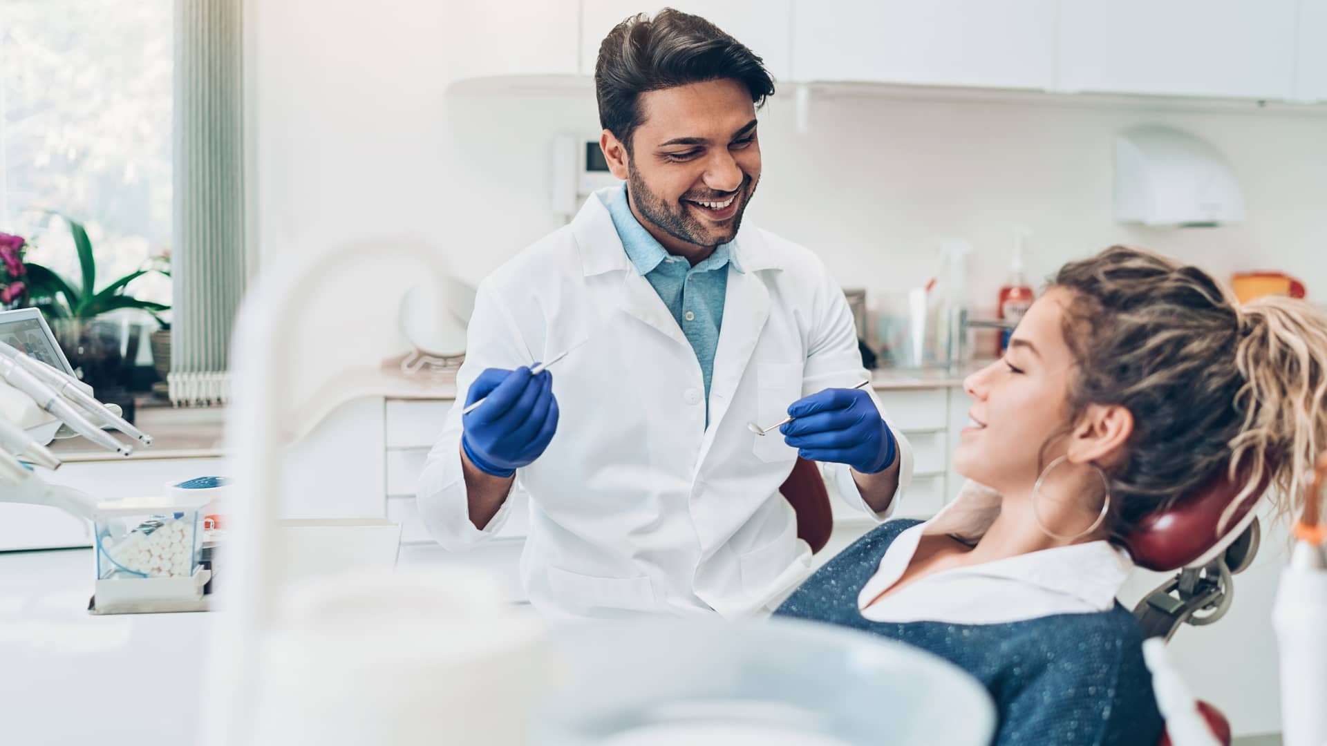Joven acudiendo a su dentista de confianza con su seguro dental de santalucia Joven acudiendo a su dentista de confianza con su seguro dental de santalucia