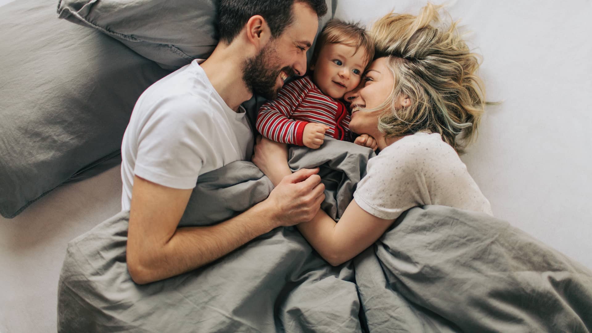 Familia feliz en casa con seguro de hogar contratado con santalucia