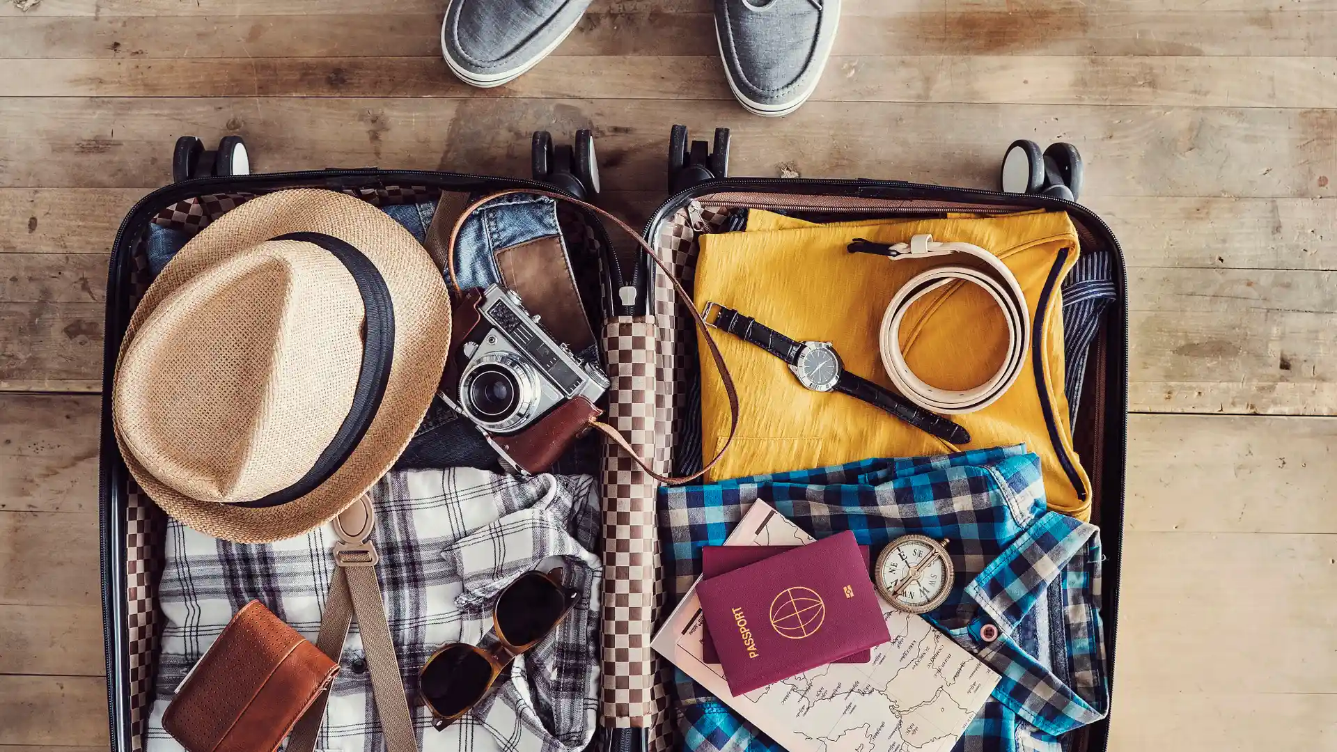 Joven preparando maleta para irse de vacaciones con la tranquilidad que le ofrece tener un seguro de viaje con santalucia Joven preparando maleta para irse de vacaciones con la tranquilidad que le ofrece tener un seguro de viaje con santalucia