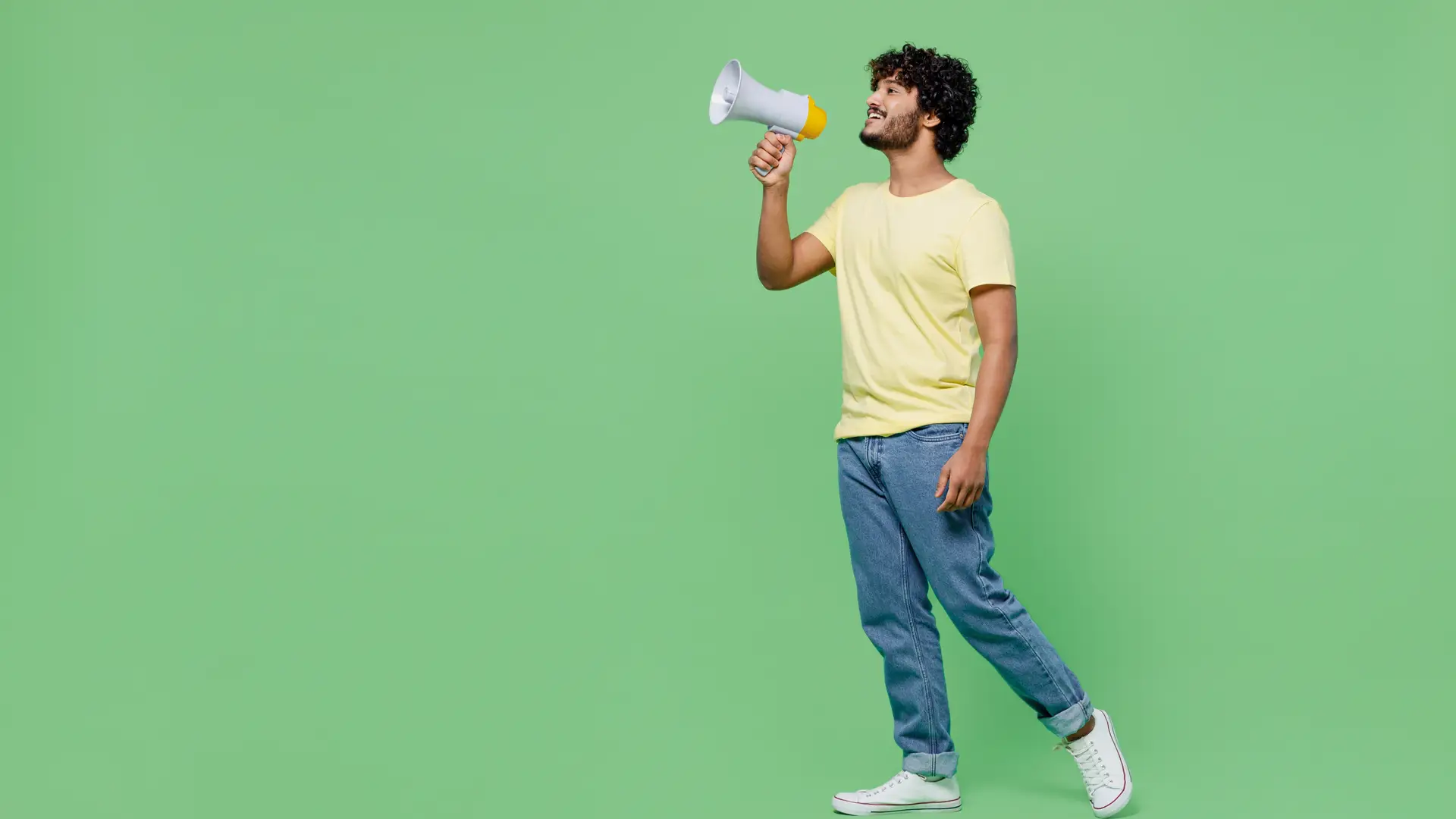 Chico sujetando un megáfono sobre un fondo verde que representa las opiniones de SantéPet