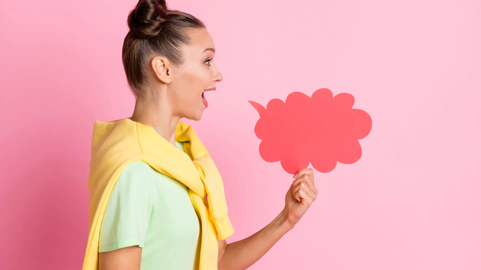 Chica joven dando su opinión sobre Savia en un bocadillo rosa de cartón Chica joven dando su opinión sobre Savia en un bocadillo rosa de cartón