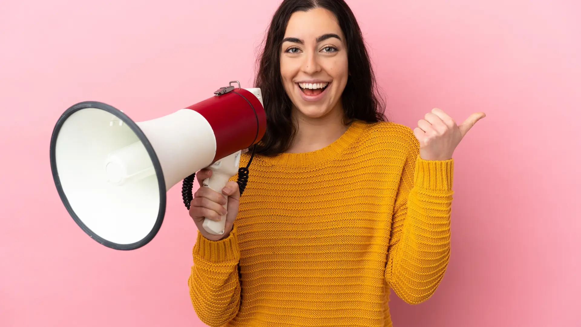 Chica joven con un megáfono que representa las opiniones de Seguros Atocha