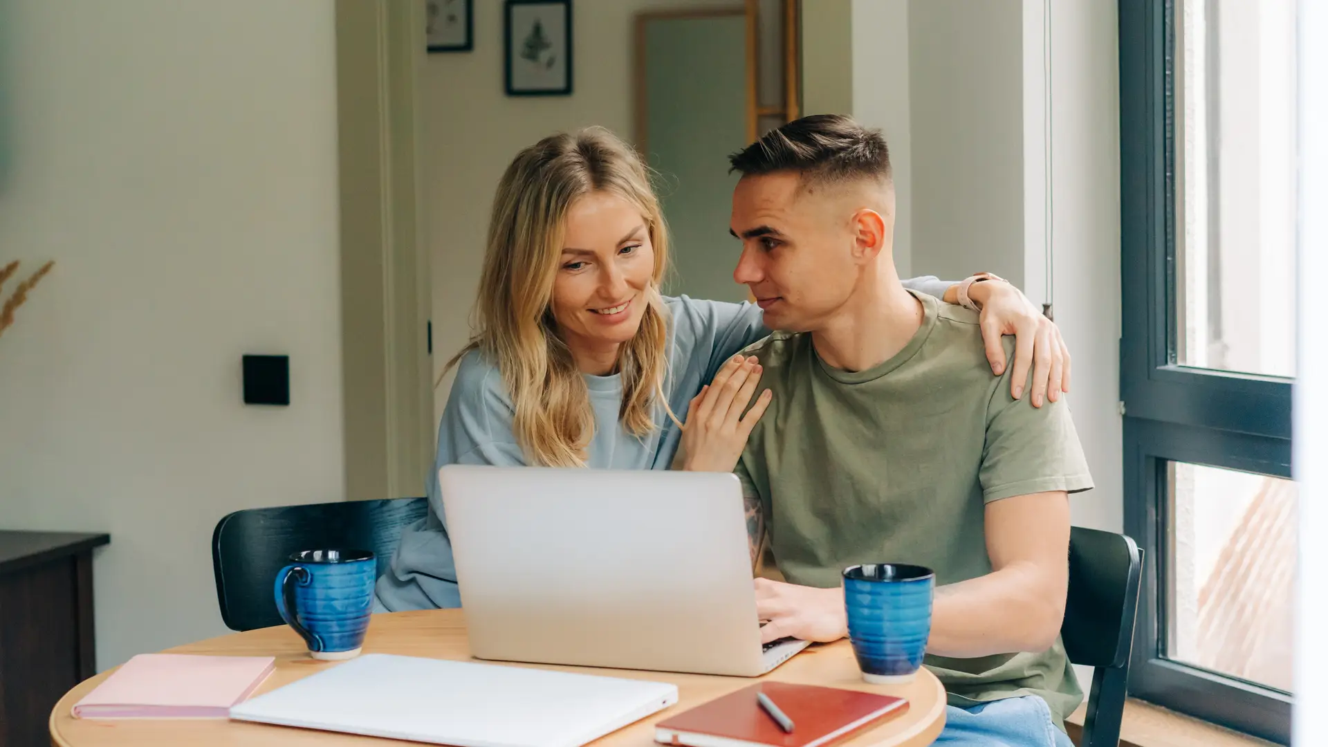 Una pareja revisa opiniones online de los Seguros Bilbao antes de decidirse a contratar una póliza