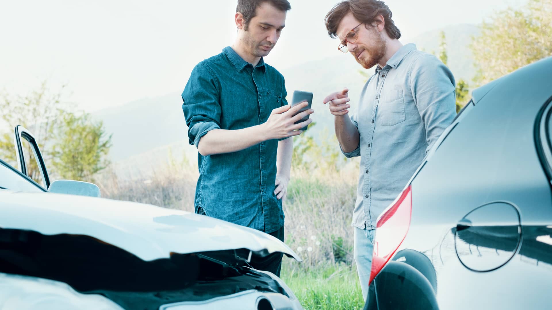 Dos hombres toman fotos tras un pequeño accidente entre ellos antes de contactar con Seguros Bilbao, donde tienen asegurados sus coches Dos hombres toman fotos tras un pequeño accidente entre ellos antes de contactar con Seguros Bilbao, donde tienen asegurados sus coches