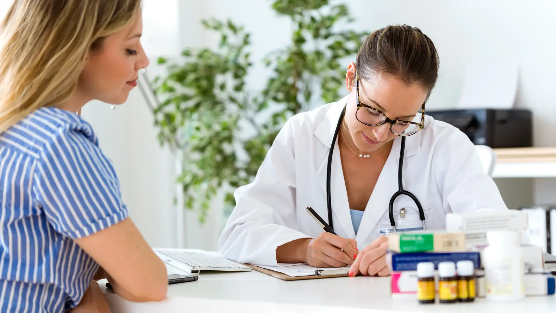 Médica de seguros bilbao haciendo informe a clienta Médica de seguros bilbao haciendo informe a clienta