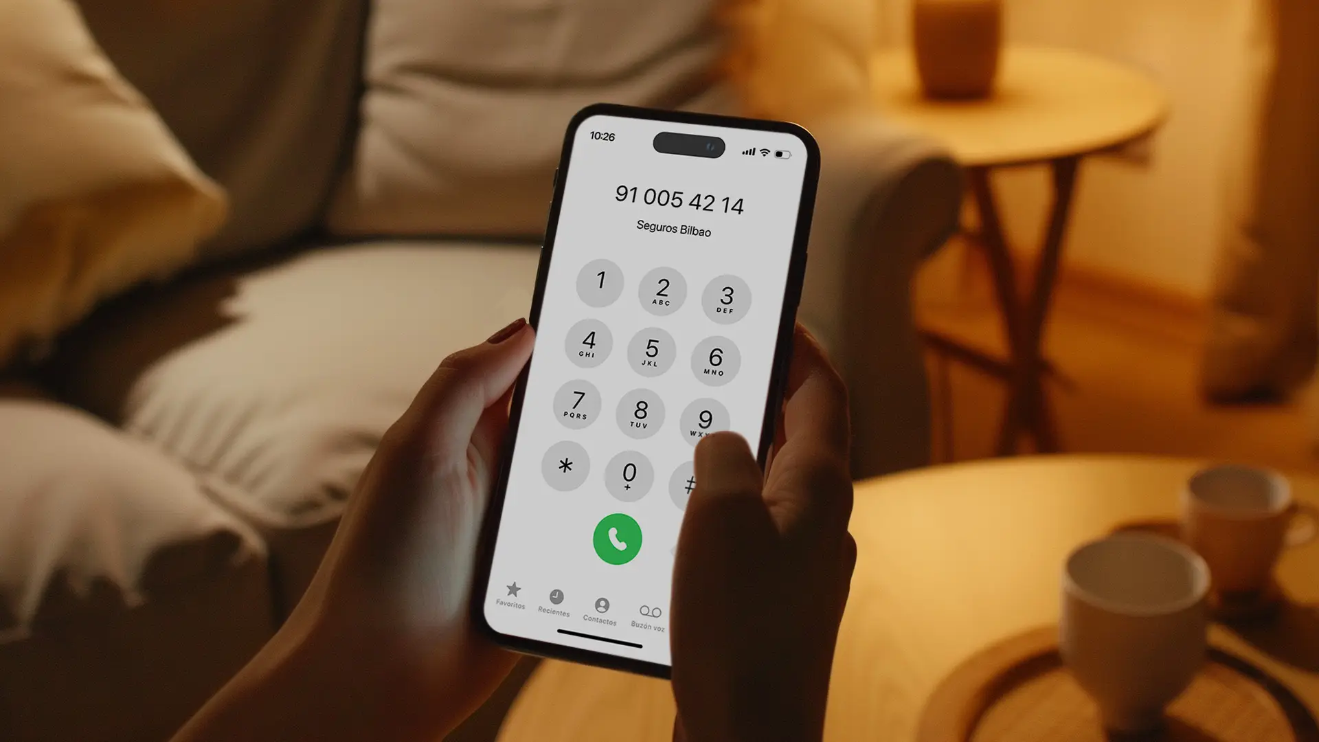 Pantalla de un móvil llamando al teléfono de Seguros Bilbao que es el 91 005 42 14.