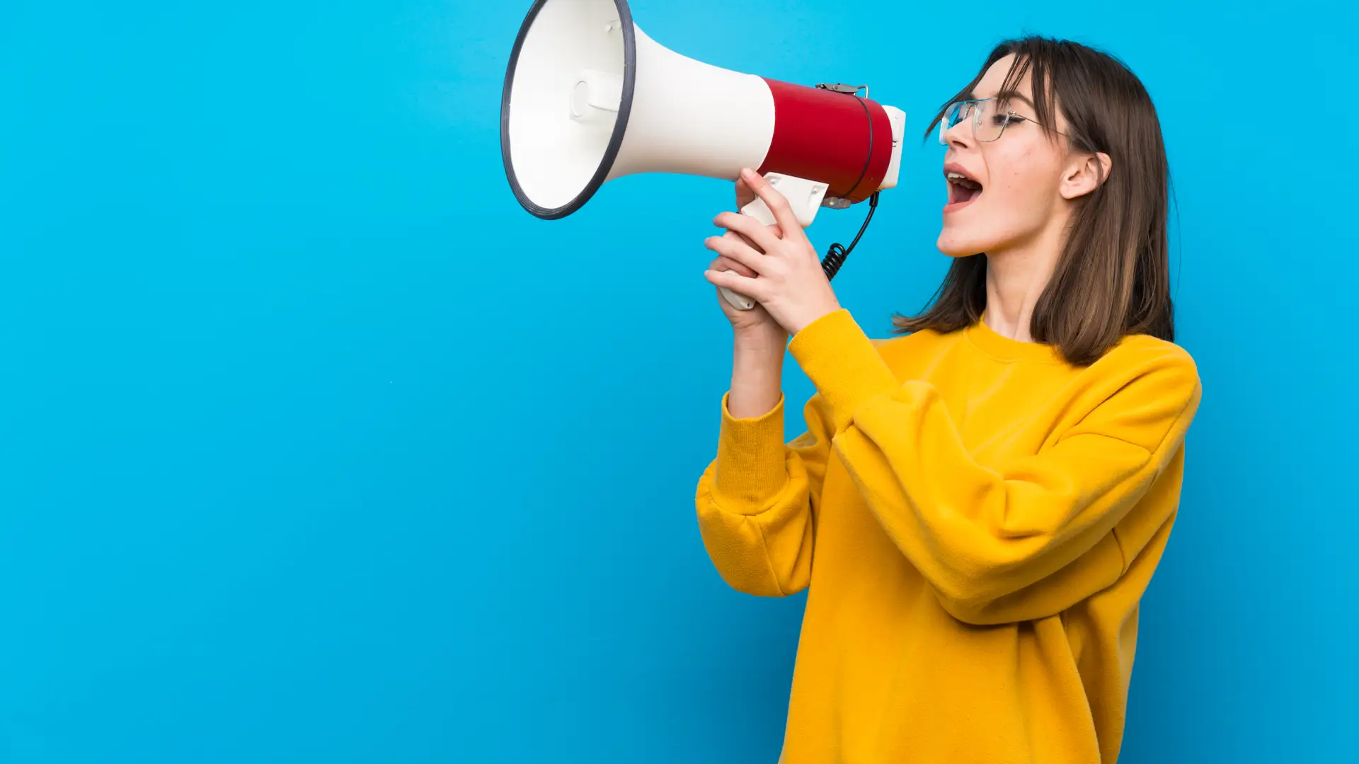 Una chica gritando con un megáfono que representa las opiniones de Soliss Seguros