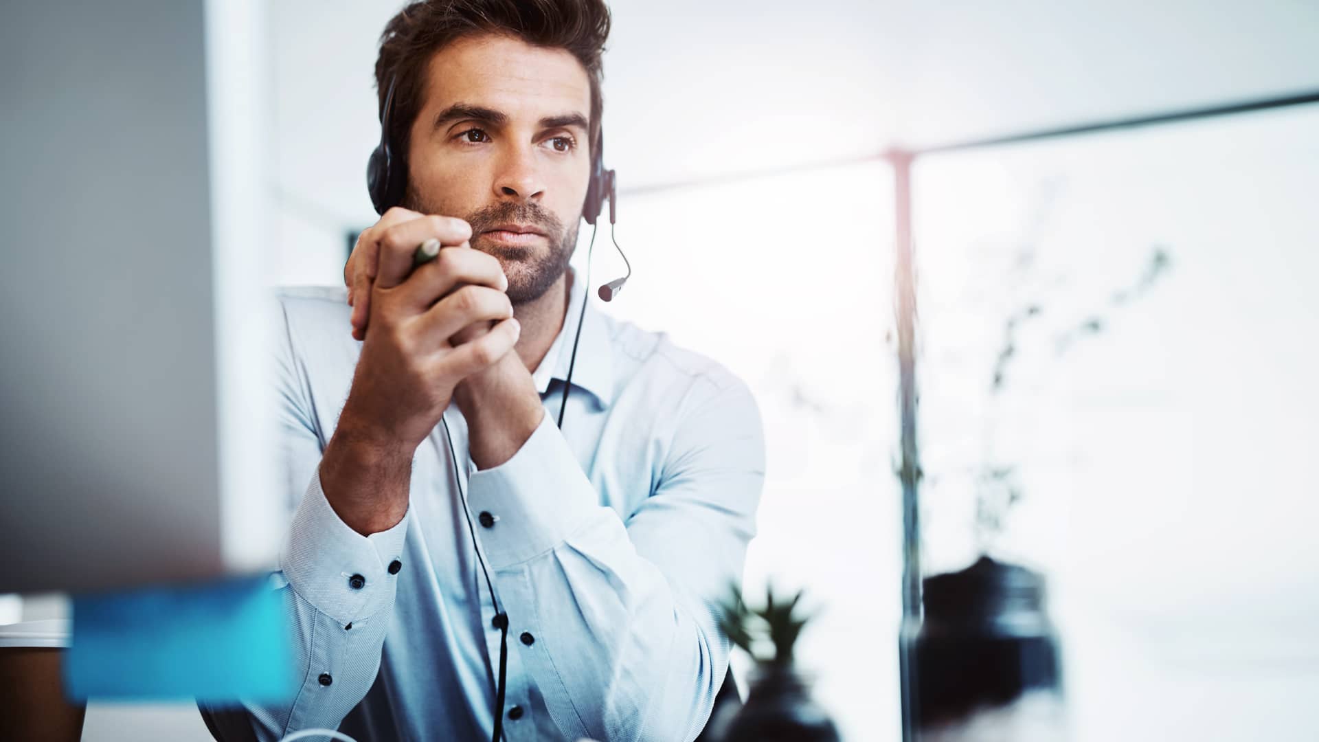 Pantalla de móvil con el contacto de Verti con el número de contratación 91 005 36 11 y el de atención al cliente 91 005 41 82.