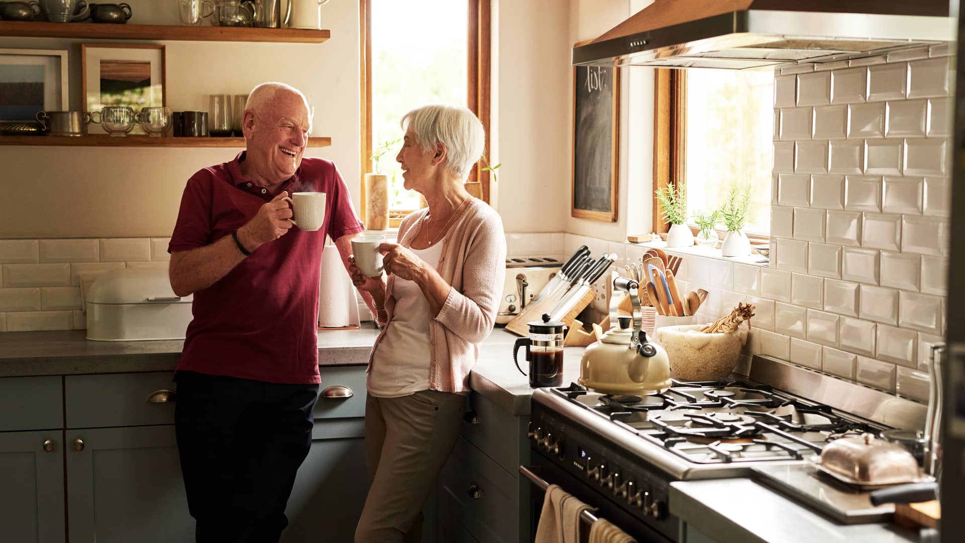 Pareja disfrutando de taza café en su casa con seguro de hogar de verti Pareja disfrutando de taza café en su casa con seguro de hogar de verti