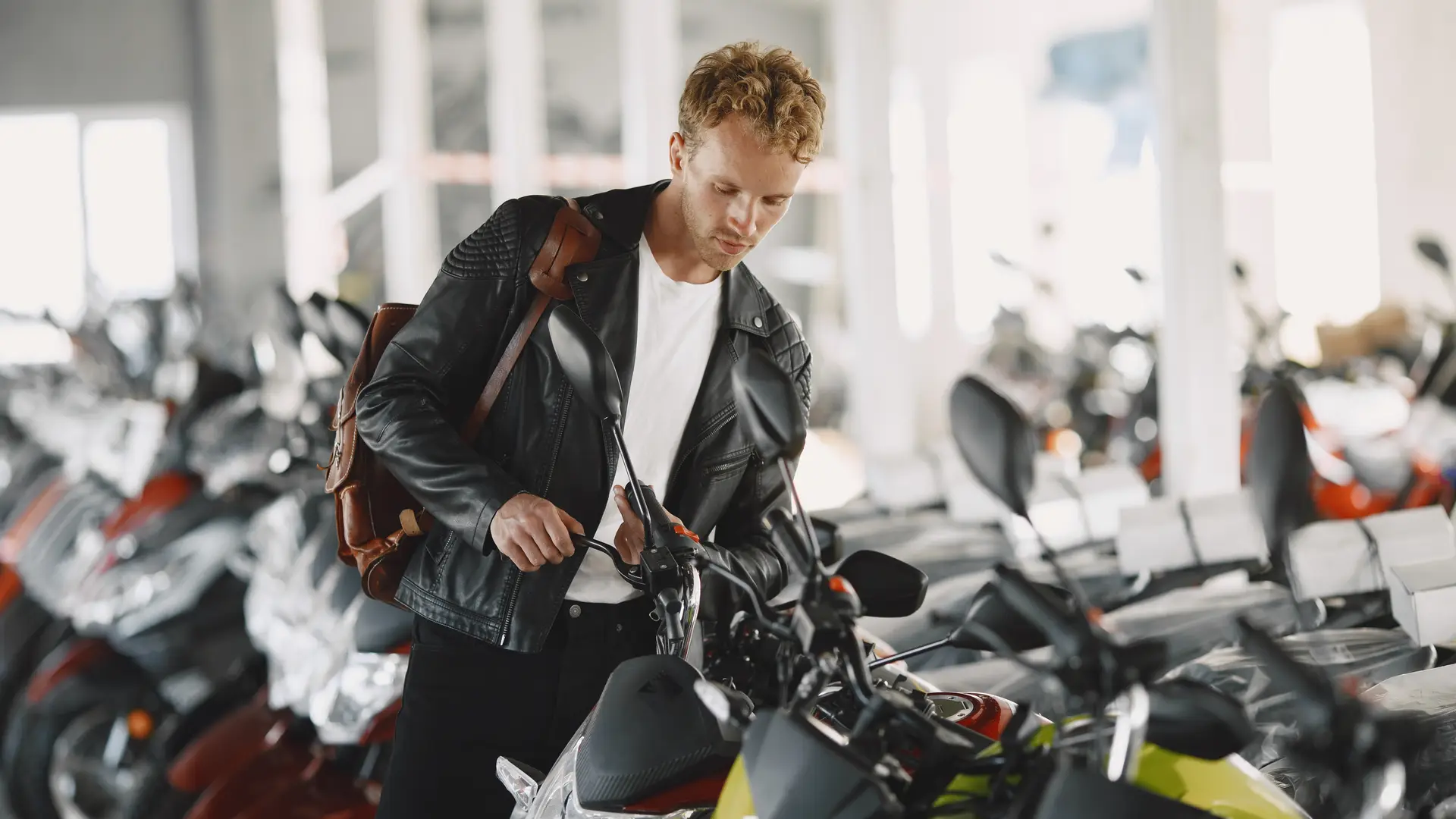 Joven viendo eligiendo motocicleta la cual va a asegurar con verti