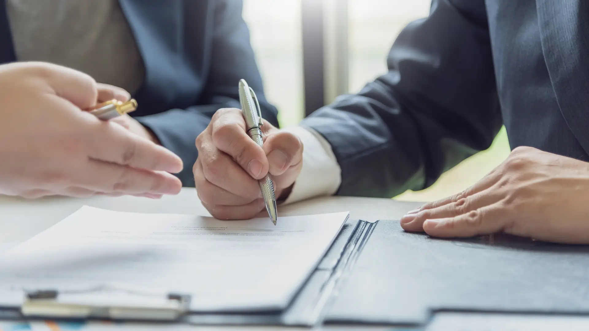 Personas firmando las autorizaciones de Vivaz para hacer las gestiones de la aseguradora