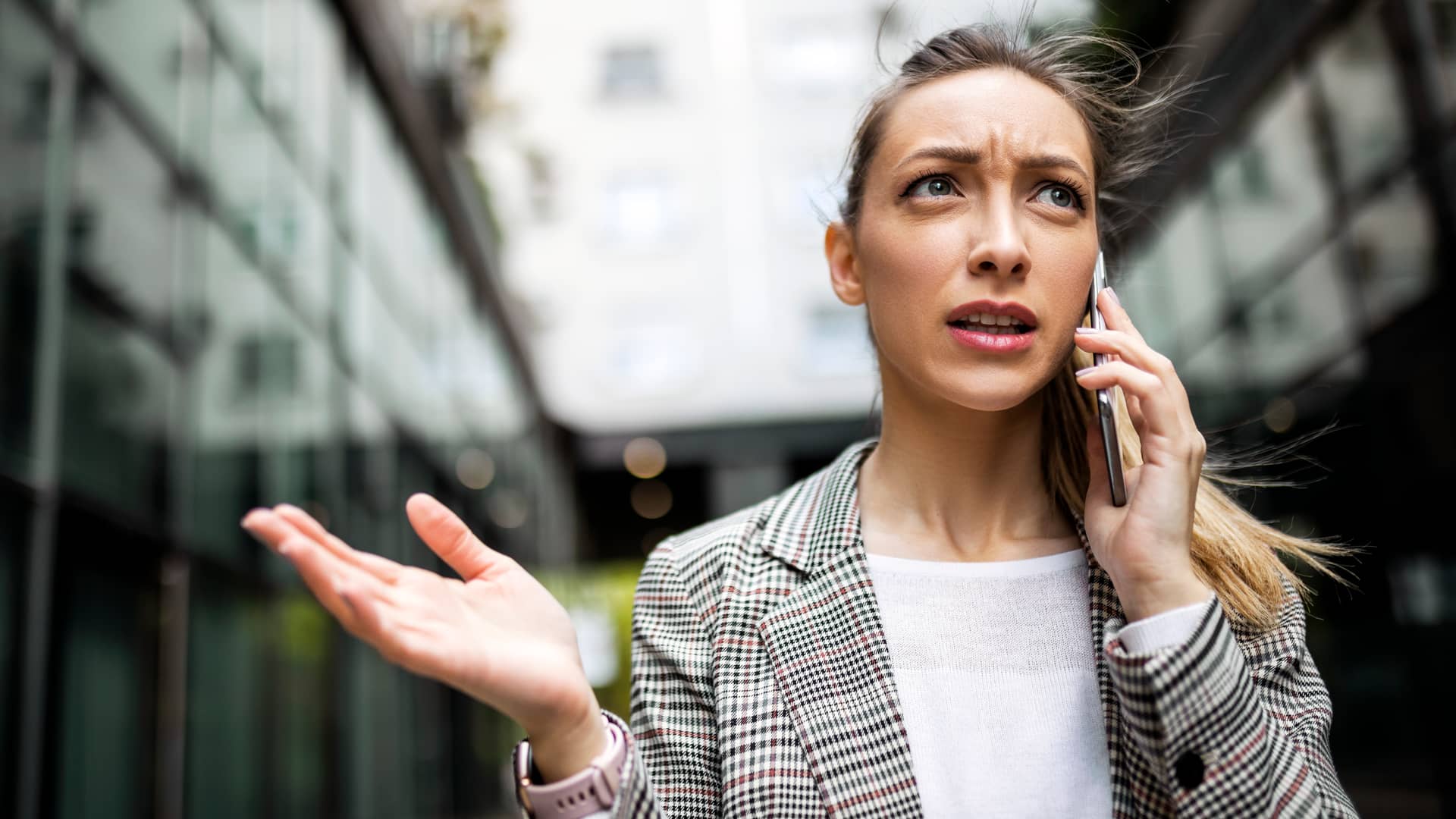 Mujer hablando por teléfono con teleoperador de aseguradora zurich para dar de baja servicios Mujer hablando por teléfono con teleoperador de aseguradora zurich para dar de baja servicios