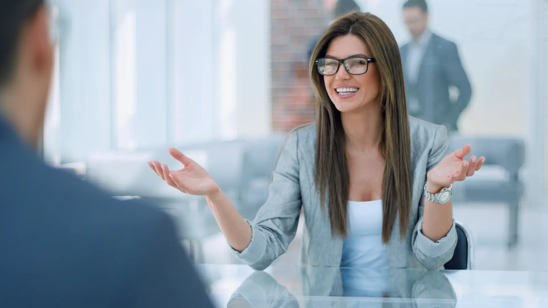 Mediadora de seguro zurich hablando con cliente Mediadora de seguro zurich hablando con cliente