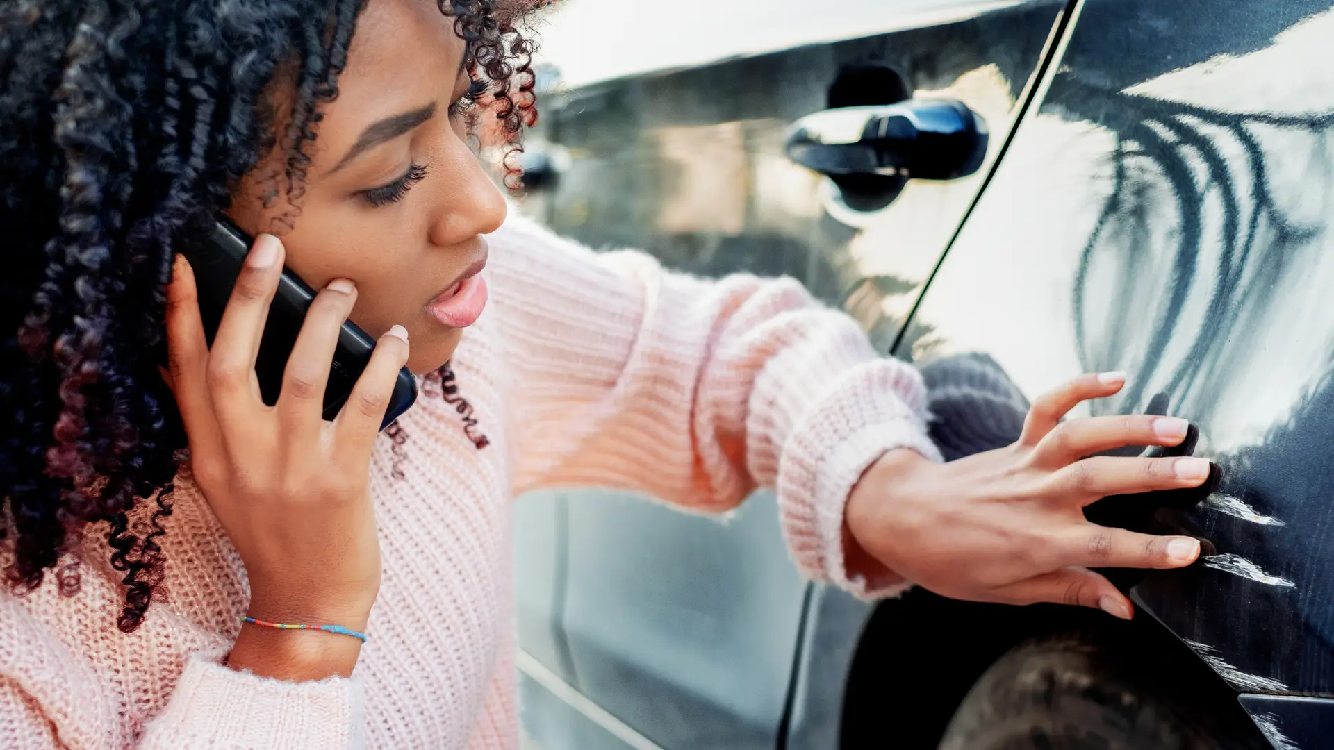 Mujer contacta con su seguro de doche Zurich para solventar un rozón que ha sufrido Mujer contacta con su seguro de doche Zurich para solventar un rozón que ha sufrido