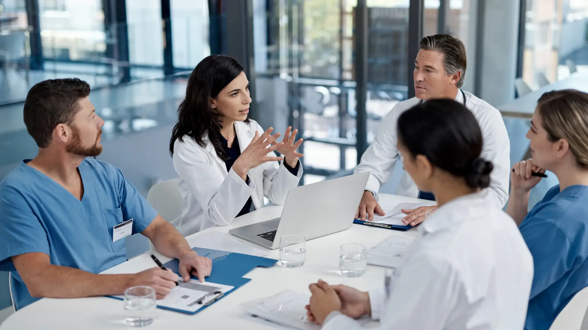 Gabiente médico de aseguradora zurich reunidos Gabiente médico de aseguradora zurich reunidos