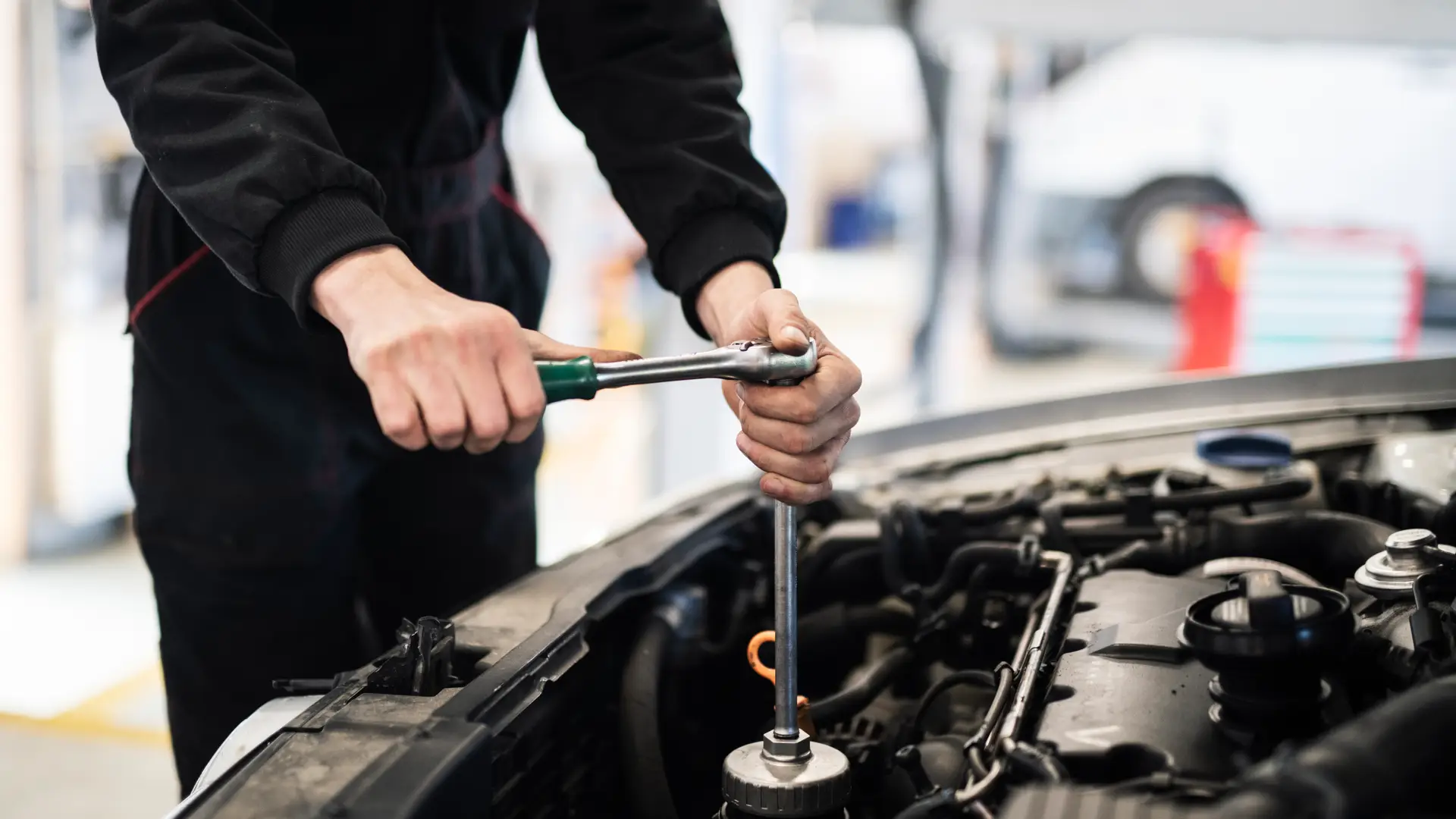 Mecánico de taller colaborador de aseguradora zurich arreglando vehículo de cliente