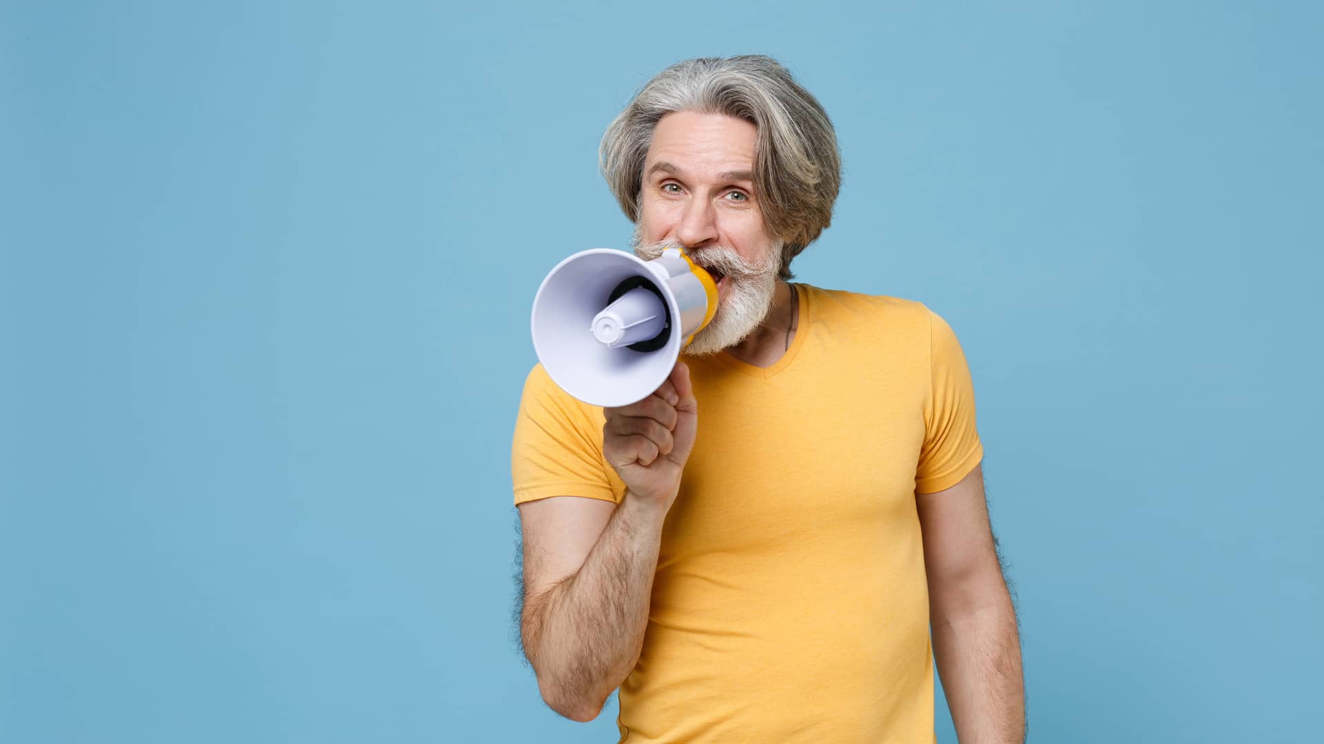 hombre con un megafono que representa las opiniones de los seguros de arrendamiento hombre con un megafono que representa las opiniones de los seguros de arrendamiento