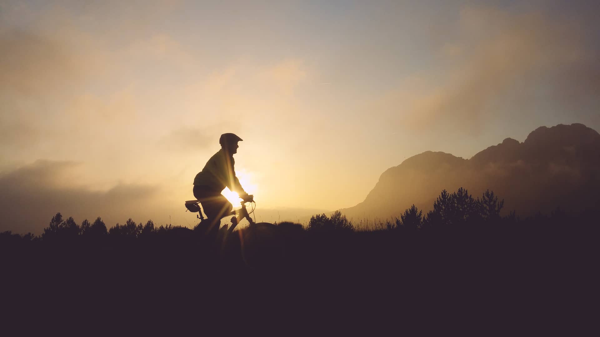 Hombre con su btt de paseo con la seguridad que le ofrece tener un seguro de bicicleta Hombre con su btt de paseo con la seguridad que le ofrece tener un seguro de bicicleta