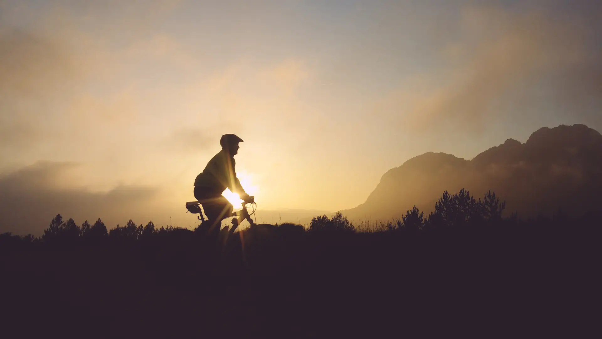 Hombre con su btt de paseo con la seguridad que le ofrece tener un seguro de bicicleta Hombre con su btt de paseo con la seguridad que le ofrece tener un seguro de bicicleta