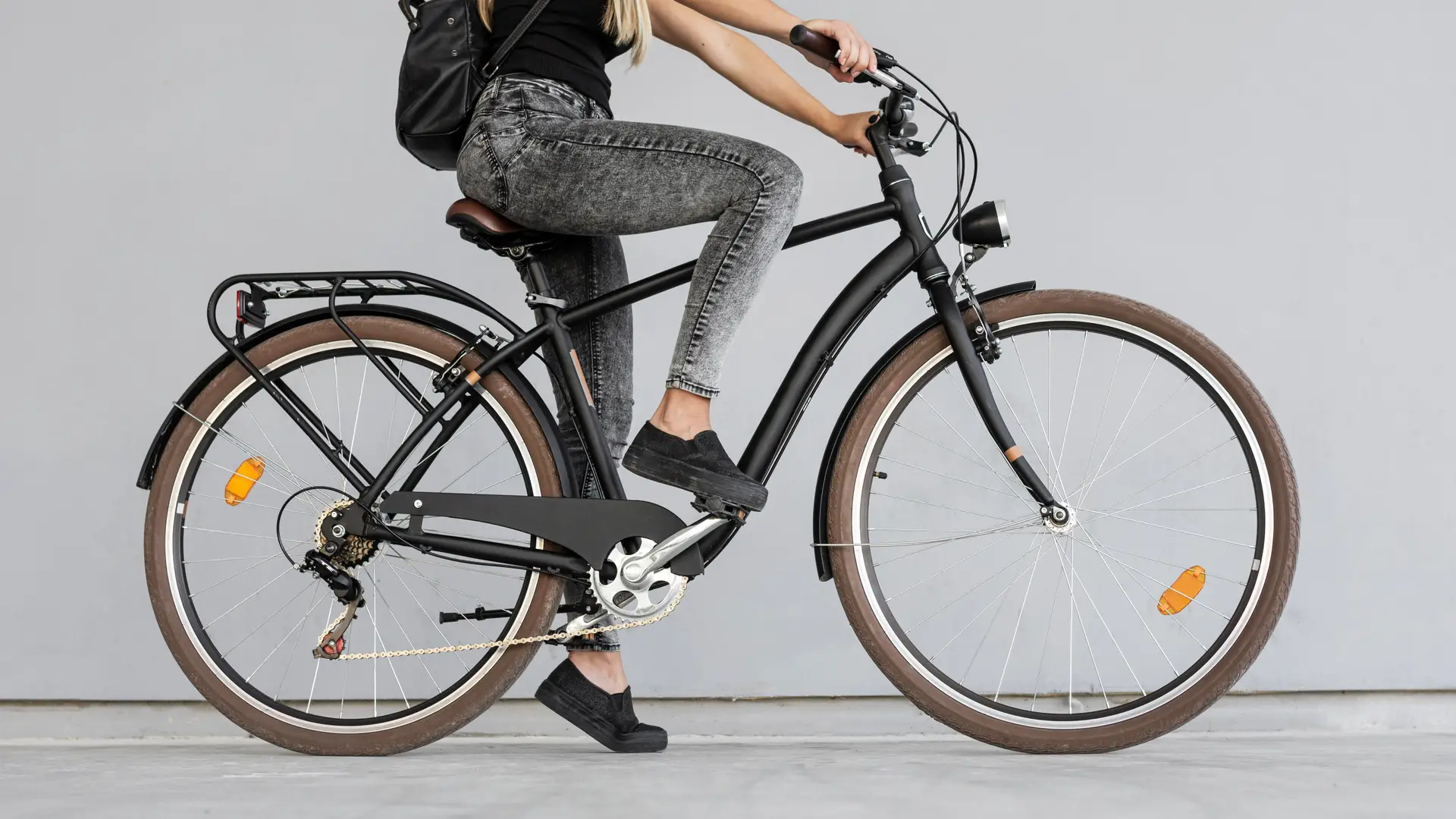 Mujer acude a su trabajo diaramente en su bici, con la tranquilidad que aporta su seguro para bicicletas Mujer acude a su trabajo diaramente en su bici, con la tranquilidad que aporta su seguro para bicicletas