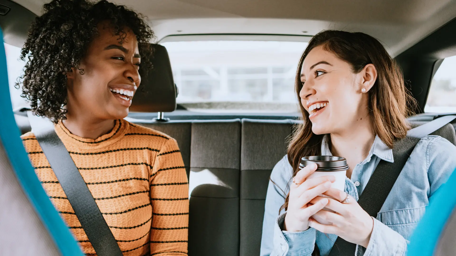 Pasajeras viajando en coche con seguro especial blablacar Pasajeras viajando en coche con seguro especial blablacar