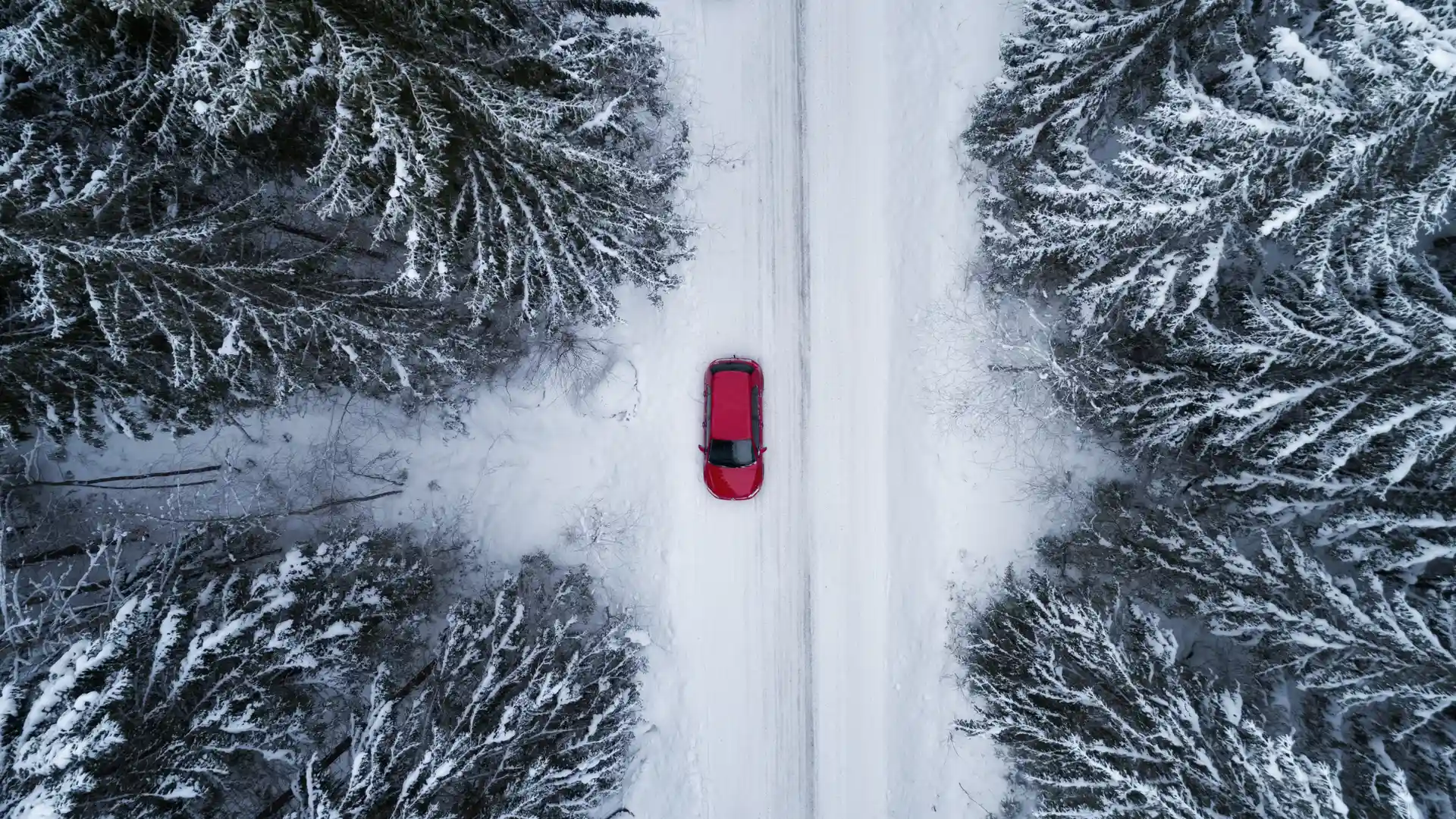 Vista aerea de un coche en la nieve para hacer referencia a como afectan los fenomenos atmosfericos a la conduccion Vista aerea de un coche en la nieve para hacer referencia a como afectan los fenomenos atmosfericos a la conduccion