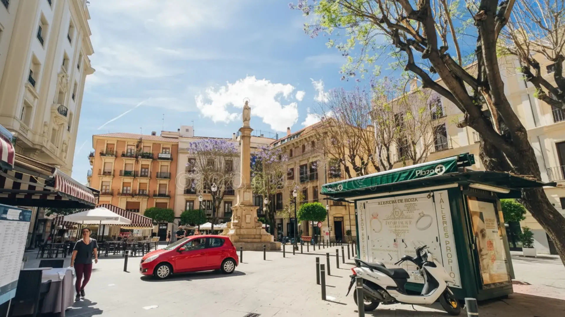 Plaza céntrica en Murcia con terrazas, un quiosco y un coche rojo aparcado en un día soleado. Plaza céntrica en Murcia con terrazas, un quiosco y un coche rojo aparcado en un día soleado.