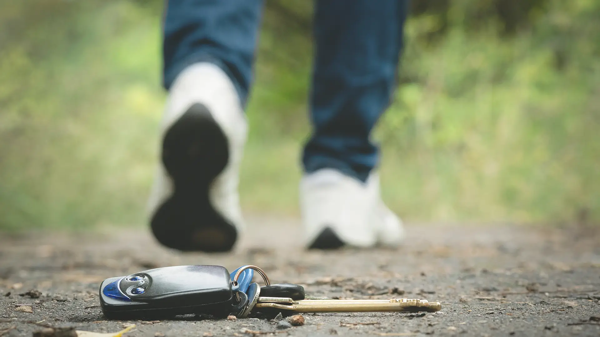 Hombre que ha perdido sus llaves de coche y cree que se las han robado Hombre que ha perdido sus llaves de coche y cree que se las han robado