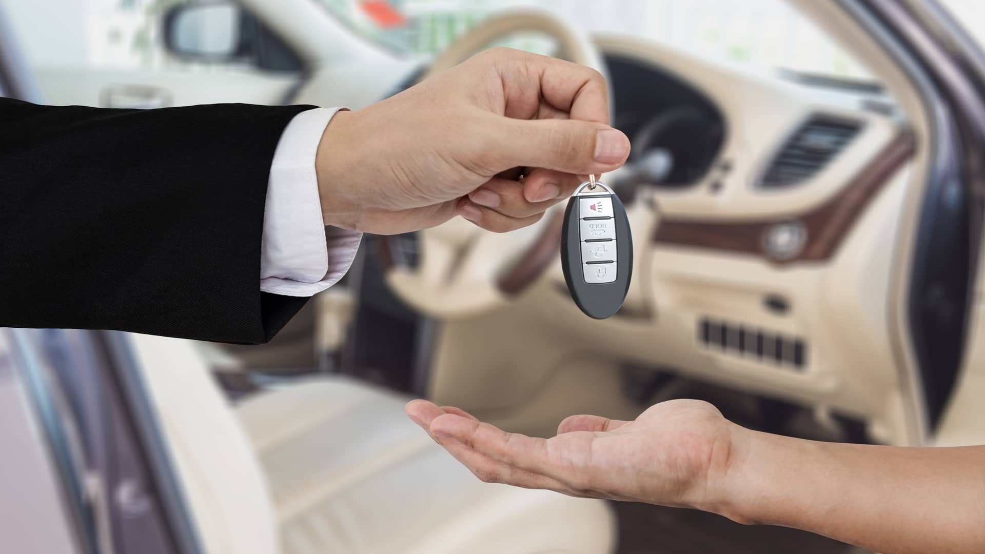 Compraventa entregando las llaves de su coche de segunda mano a su nuevo dueño