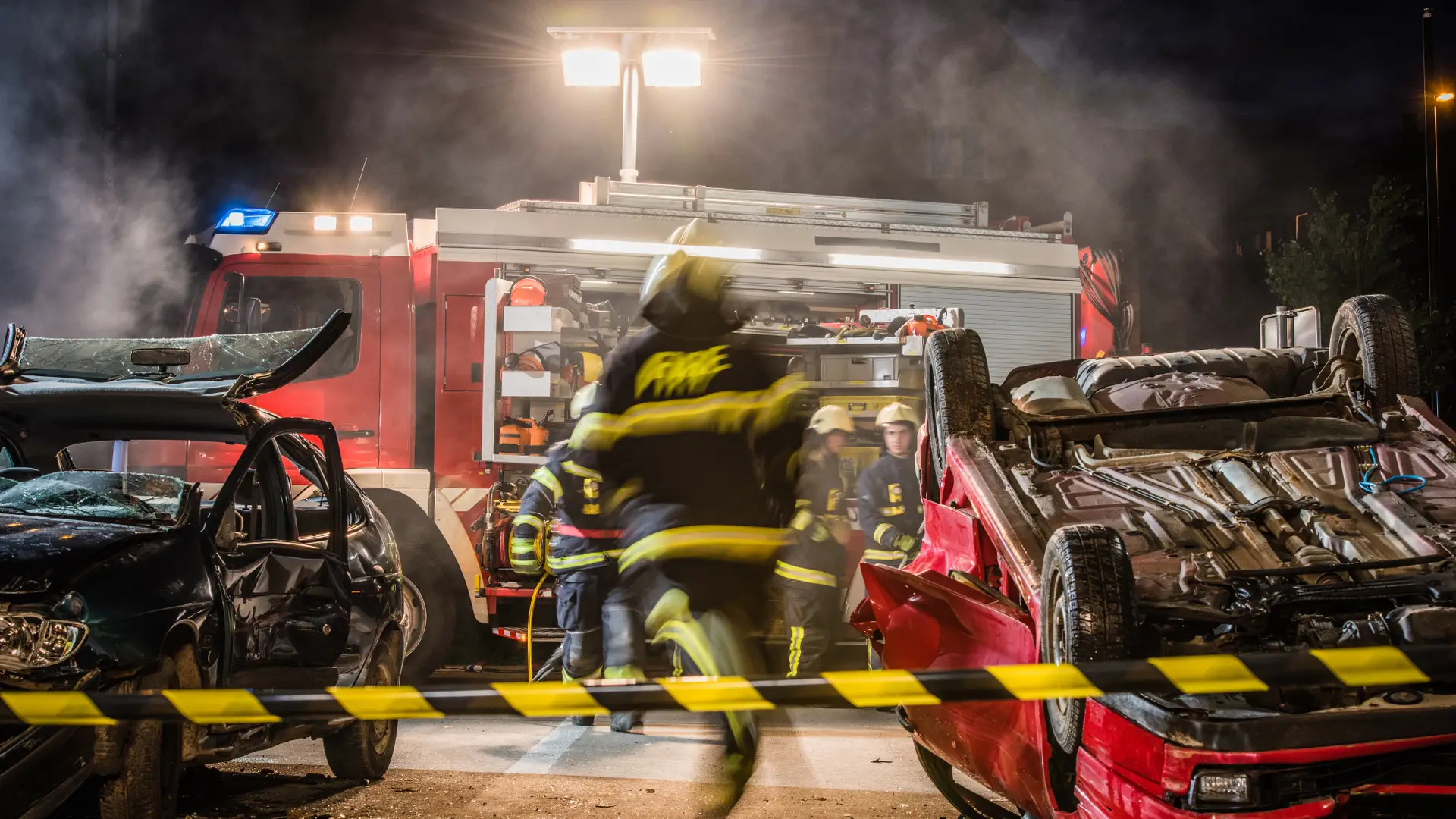 Bombero corriendo hacia el camión em medio de un accidente de tráfico, el valor venal de los coches es importante en este tipo de siniestro total Bombero corriendo hacia el camión em medio de un accidente de tráfico, el valor venal de los coches es importante en este tipo de siniestro total