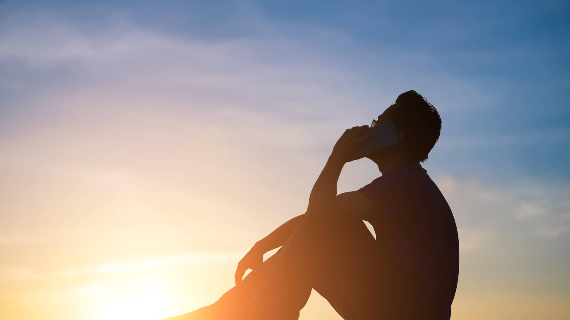 Familiar de fallecido hablando por teléfono para indagar si tenia seguro