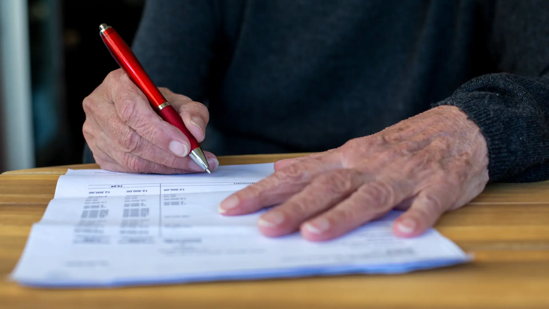 anciando firmando los papeles para dar de baja su seguro de decesos anciando firmando los papeles para dar de baja su seguro de decesos