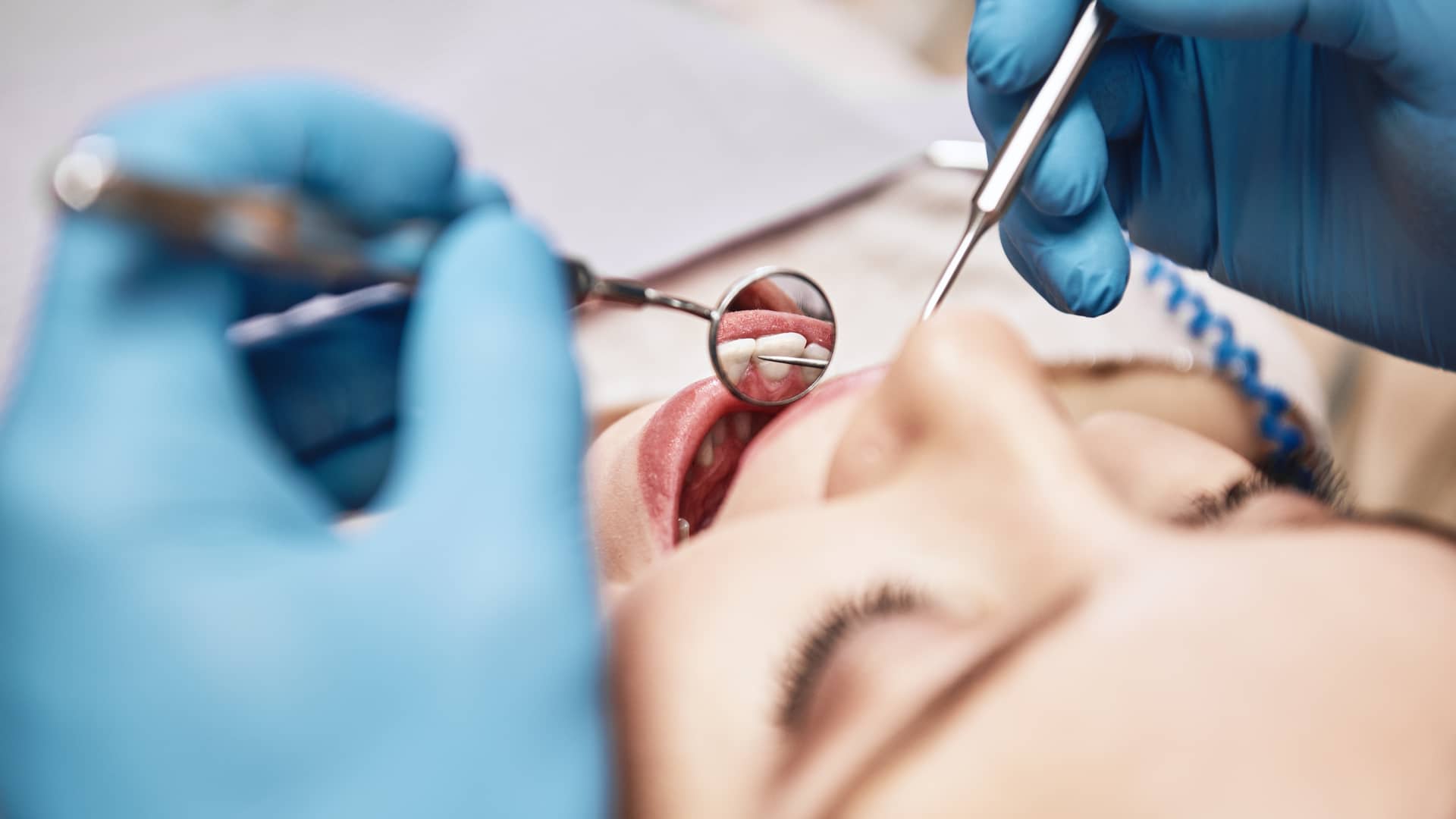 Mujer acudiendo a su dentista de confianza con su seguro dental con todo tipo de coberturas