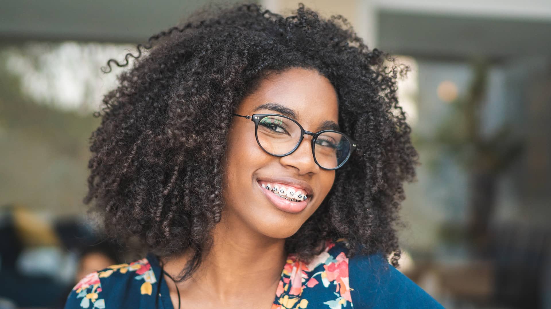 Joven con aparato sonriendo con seguro dental completo Joven con aparato sonriendo con seguro dental completo