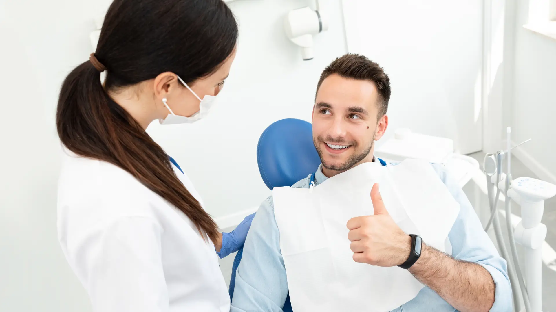 Joven dando su opinión de como ha ido todo a su dentista Joven dando su opinión de como ha ido todo a su dentista