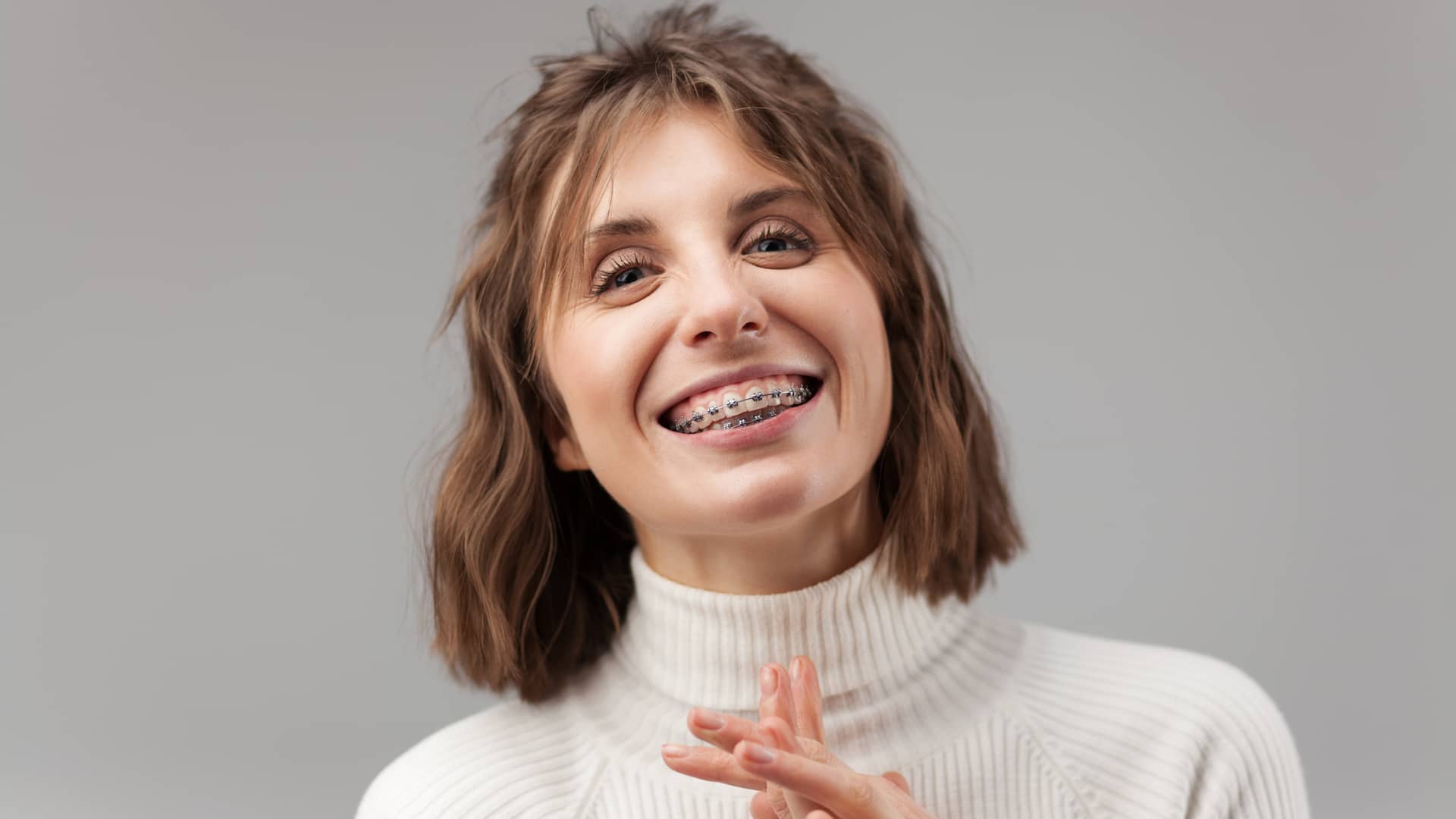 Chica joven sonriente con seguro dental con ortodoncia incluida Chica joven sonriente con seguro dental con ortodoncia incluida