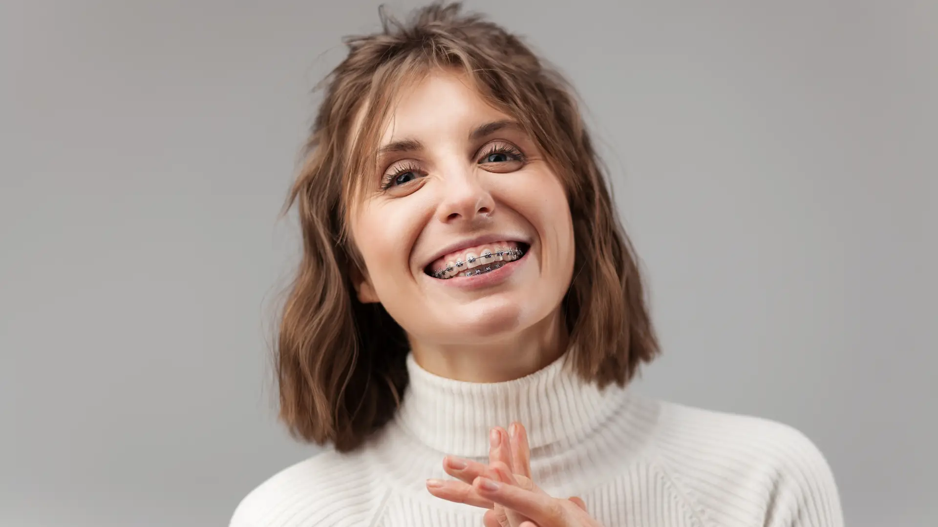 Chica joven sonriente con seguro dental con ortodoncia incluida Chica joven sonriente con seguro dental con ortodoncia incluida