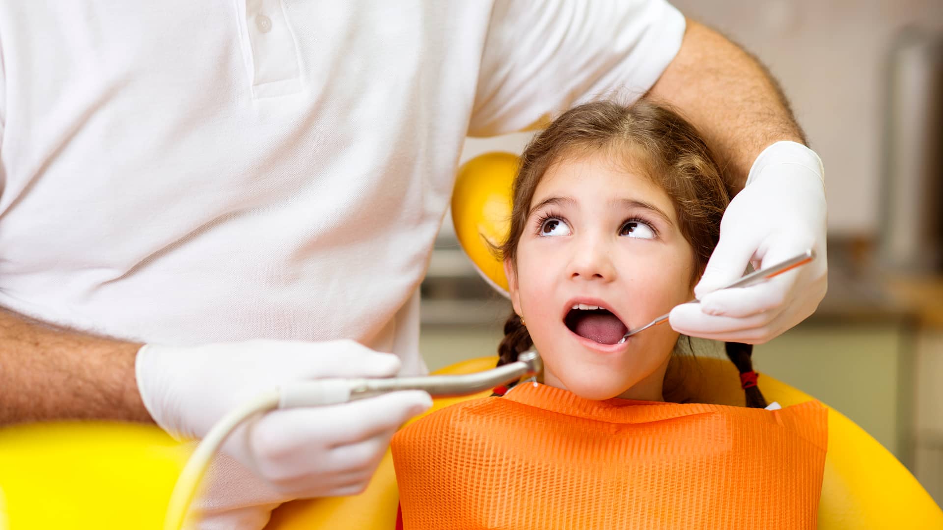 Niña con seguro dental sín carencia haciendose una revisión en su clínica de confianza