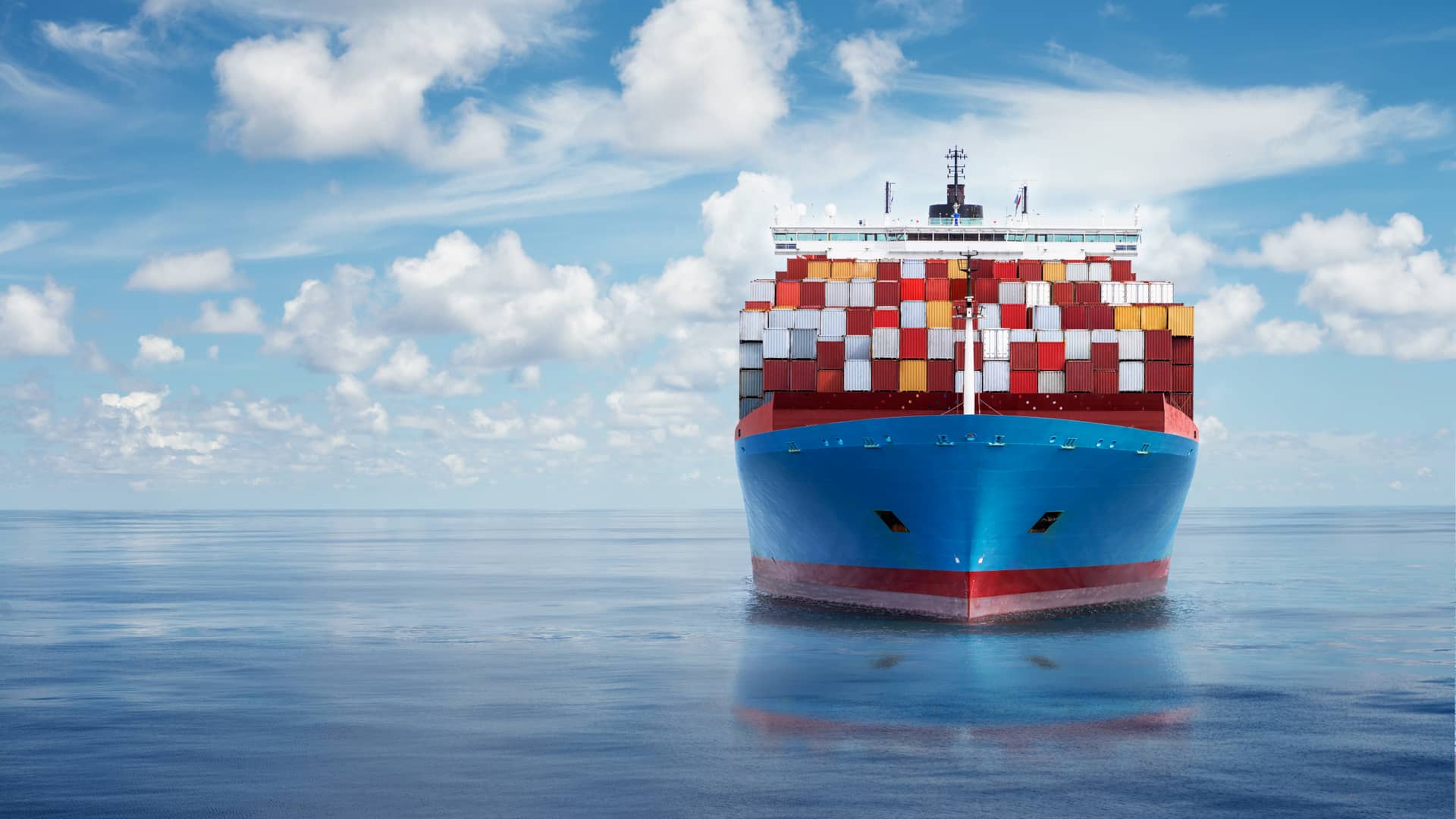Barco de transporte con numerosos contenedores con seguro especial para cascos de embarcaciones