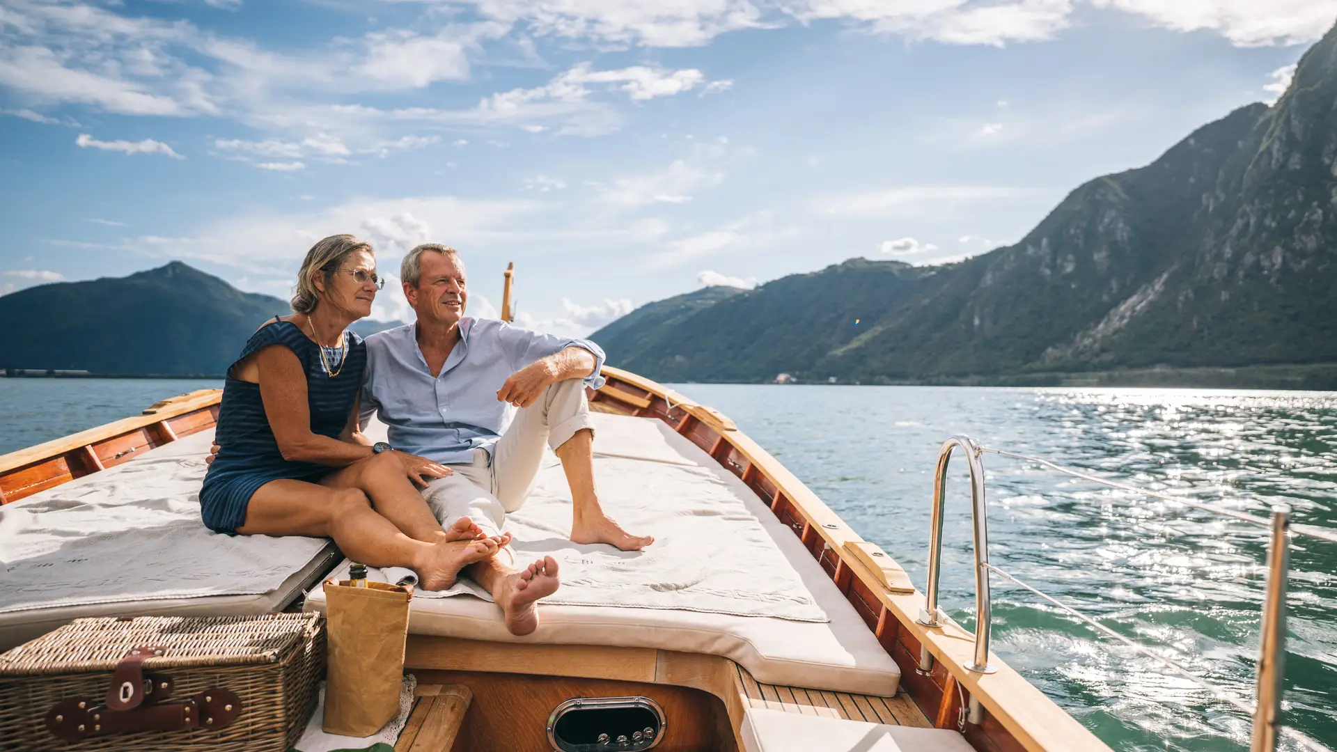 Pareja madura disfrutando de paseo por lago con su barco asegurado a todo riesgo Pareja madura disfrutando de paseo por lago con su barco asegurado a todo riesgo