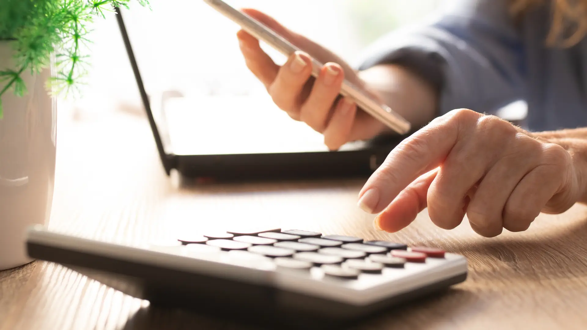 Mujer haciendo calculos al incluir su seguro de hogar en la declaración de la renta Mujer haciendo calculos al incluir su seguro de hogar en la declaración de la renta
