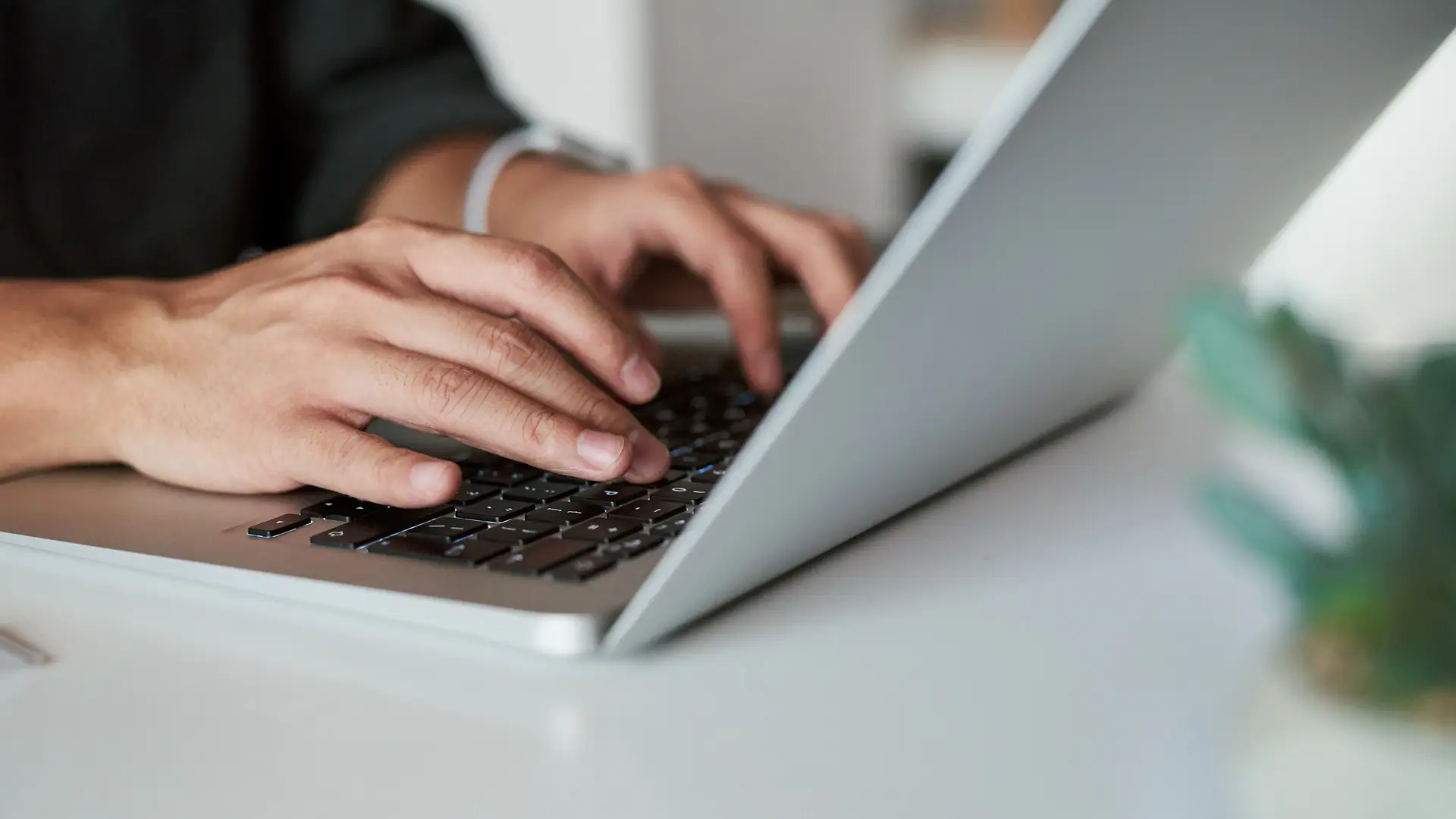 Persona devolviendo recibo de su seguro de hogar con su portátil